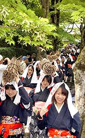 大原女姿で散策も 大原女まつりスタート（京都新聞2003-05-16）: 歴史～飛耳長目～